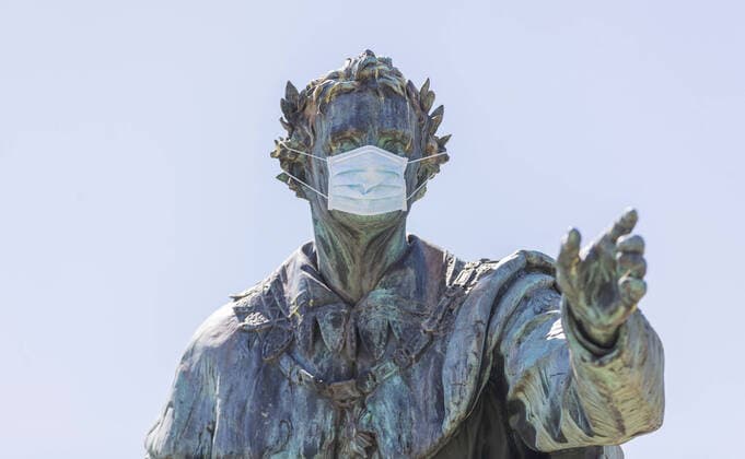 07 05 2020, Mask duty in Germany Even King Ludwig the I wears a mouth Noses makeshift mask Here the monument of the King of Bavaria in the Bavarian state spa Bad Brückenau Behind it is the historic Kursaal building from 1833 Bad Brückenau Bavarian state spa Bad Brückenau Bavaria Germany