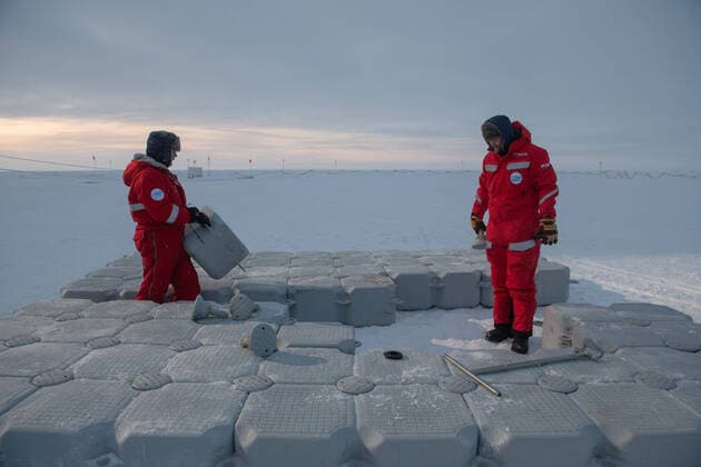October 10, 2019, Arctic Sea, Arctic: Scientists building the platform of the temporary Ocean City next to research vessel Polarstern. MOSAiC is the largest polar expedition in history: in September 2019, the German research icebreaker Polarstern has set sail from Tromso, Norway, to spend a year drifting through the Arctic Ocean, trapped in ice. The goal of the MOSAiC expedition is to take the closest look ever at the Arctic as the epicenter of global warming and to gain fundamental insights that are key to better understand global climate change. Hundreds of researchers from 20 countries are involved in this exceptional endeavor. Following in the footsteps of Fridtjof Nansen s ground-breaking expedition with his wooden sailing ship Fram in 1893-1896, the MOSAiC expedition will bring a modern research icebreaker close to the north pole - ZUMAz03_ 20191010_arc_z03_059 Copyright: xEstherxHorvathx