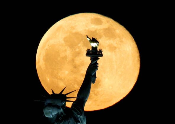 Bilder des Jahres 2020, News 05 Mai News Themen der Woche KW19 News Bilder des Tages A full moon rises behind the Statue of Liberty on Thursday, May 7, 2020. The Flower Moon Supermoon is the last full Supermoon of 2020. Nearly 20,000 people in New York City have died due to the Coronavirus pandemic.  NYP20200507101 JOHNxANGELILLO