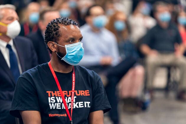 U S President Trump Visits PPE Mask Producer in Phoenix May 5, 2020, Phoenix, AZ, United States of America Employees of Honeywell International listen as U S President Donald Trump, addresses remarks during a visit to the at the mask production assembly line at May 5, 2020 in Phoenix, Arizona Credit Image Shealah Craighead White House Planet Pix via ZUMA Wire Phoenix AZ United States of America Donald.Trump_20200505_007.jpg Shealah Craighead White House