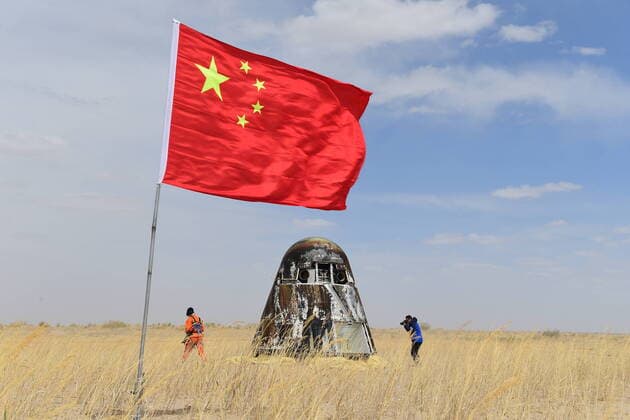 Bilder des Jahres 2020, News 05 Mai News Themen der Woche KW19 News Bilder des Tages (200508) -- JIUQUAN, May 8, 2020 -- Photo taken on May 8, 2020 shows the return capsule of the trial version of China s new-generation manned spaceship at the Dongfeng landing site in north China s Inner Mongolia Autonomous Region. The return capsule successfully returned to the Dongfeng landing site at 1:49 p.m. (Beijing Time) Friday, according to the China Manned Space Agency (CMSA). (Photo by Xinhua) (EyesonSci)CHINA-INNER MONGOLIA-RETURN CAPSULE-LANDING-SUCCESS (CN) WangxJiangbo 