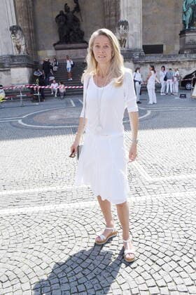 Sina Bodden Ex wife of Olaf Bodden Organizer of the Corona Group Munich 08 05 20 Odeonsplatz Corona Team Group Demostration for freedom Human dignity and against Corona Vaccination obligation Munich