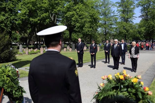 Kranzniederlegung anlässlich des Endes des Zweiten Weltkriegs vor 75 Jahren auf dem sowjetischen Ehrenfriedhof am Bassinplatz in Potsdam, 8. Mai 2020. V.l.n.r. Ministerpräsident Dietmar Woidke (SPD), der weißrussische Botschafter in Deutschland Denis Sidorenko, Oberbürgermeister Mike Schubert (SPD), der russische Botschafter in Deutschland Sergej J. Netschajew, der Vorsitzende der Stadtverordnetenversammlung Pete Heuer (SPD) und Landtagspräsidentin Ulrike Liedtke (SPD). Kriegsende vor 75 Jahren: Kranzniederlegung in Potsdam *** Laying of a wreath on the occasion of the end of the Second World War 75 years ago at the Soviet cemetery of honour at Bassinplatz in Potsdam, 8 May 2020 V l n r Prime Minister Dietmar Woidke SPD , the Belarusian Ambassador to Germany Denis Sidorenko, Lord Mayor Mike Schubert SPD , the Russian Ambassador to Ge