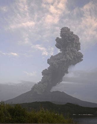 Bilder des Jahres 2020, News 05 Mai News Themen der Woche KW19 News Bilder des Tages Sakurajima eruption Photo taken May 9, 2020, from an unmanned fixed-point camera in Tarumizu, southwestern Japan, shows an eruption on Mt. Sakurajima in Kagoshima Prefecture. 