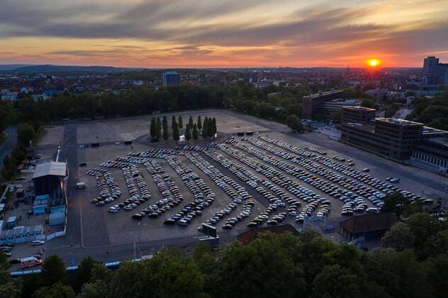 Bilder des Jahres 2020, Entertainment 05 Mai Entertainment Themen der Woche Alligatoah live beim Autokultur-Konzert auf dem Schützenplatz. Die Besucher verfolgen unter Berücksichtigung klarer Hygiene-Vorschriften während der Corona-Krise den Auftritt aus dem Auto. Hannover, 08.05.2020 *** Alligatoah live at the Autokultur concert on the Schützenplatz The visitors follow the performance from the car during the Corona crisis under consideration of clear hygiene regulations Hannover, 08 05 2020 Foto:xU.xStammx xFuturexImage