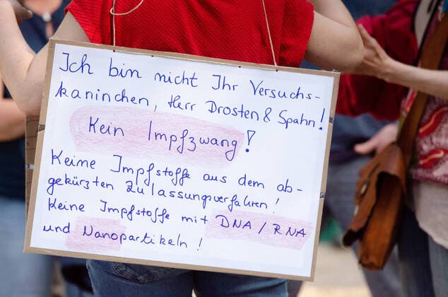 Coronavirus, demonstration against corona measures Demonstrator holds banner with the inscription I am not your guinea pig, Mr. Dronsten Spahn No compulsory vaccination No vaccines from the abbreviated approval procedure No vaccine with DNA RNA and nanoparticles, on 09 05 2020 in Flensburg, port, top of port