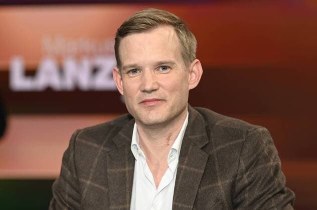 Prof Hendrik Streeck Virologist 04 20 her Prof Hendrik Streeck on April 21, 2020 in Markus Lanz , ZDF TV Fernsehen Talkshow Talk Show Germany German German man scientist German scientist crosswise portrait sitting neutral