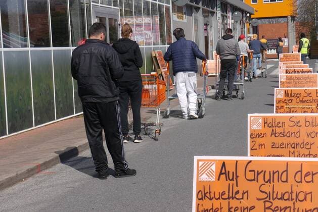 Feature Symbol Snake in front of DIY store 03 20 thg customer queue in front of a store of Hornbach in Bielefeld on 18 03 2020 Germany Corona Virus Coronavirus SARS CoV 2 Pandemic Epidemic Epidemic Epidemic Hamster purchases Hamster purchase Panic purchases Panic buying Buyin