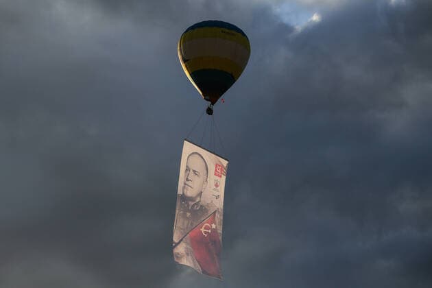 Bilder des Jahres 2020, News 05 Mai News Themen der Woche KW19 News Bilder des Tages YEKATERINBURG, RUSSIA - MAY 10, 2020: A banner with a likeness of Soviet Marshal Georgy Zhukov is suspended from a hot air balloon during celebrations marking the 75th anniversary of the Victory over Nazi Germany in World War II. The banner measures 20 by 40 metres. The event, which has been organised by the Boxing Federation of Russia, is expected to take place in 18 more cities across Russia. Georgy Zhukov served as one of the chief Soviet military commanders in WWII and is credited with many victories of the Red Army during the war. Donat Sorokin TASS  TS0D8D3F