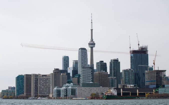 News Bilder des Tages (200510) -- TORONTO, May 10, 2020 -- A formation of the Canadian Forces Snowbirds fly as part of their Operation Inspiration Tour during the COVID-19 outbreak over Toronto, Canada, on May 10, 2020. From the first weekend of May, the cross-country tour is expected to salute Canadians doing their part to fight the spread of COVID-19. (Photo by Xinhua) CANADA-TORONTO-COVID-19-SNOWBIRDS-FLYOVER ZouxZheng 