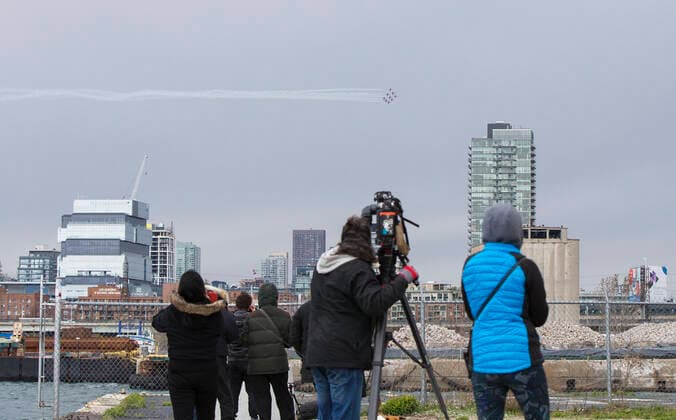 (200510) -- TORONTO, May 10, 2020 -- People watch a formation of the Canadian Forces Snowbirds as part of their Operation Inspiration Tour during the COVID-19 outbreak over Toronto, Canada, on May 10, 2020. From the first weekend of May, the cross-country tour is expected to salute Canadians doing their part to fight the spread of COVID-19. (Photo by Xinhua) CANADA-TORONTO-COVID-19-SNOWBIRDS-FLYOVER ZouxZheng 