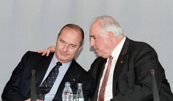 Kohl Chirac Weimar, DEU, 19 9 1997 Chancellor Helmut Kohl talks to French President Jacques Chirac during the 70th German-French meeting