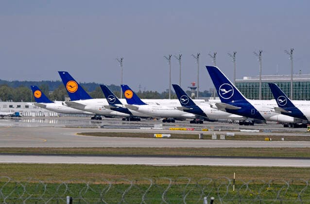 25 04 2020, The Bavarian capital Munich in times of corona crisis Munich Airport on a Saturday afternoon Instead of several thousand take-offs and landings a day, there are only a few isolated aircraft movements today Lufthansa aircraft are parked at their gate 25 04 2020, Munich Airport in times of corona 25 04 2020, Munich Airport in times of corona