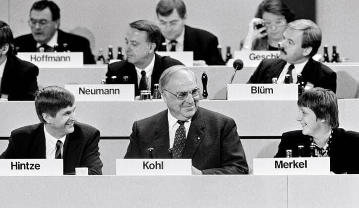 Helmut Kohl ,Angela Merkel, Peter Hintze DEU, Duesseldorf, 26.10.92 - Bundeskanzler Helmut Kohl und die Bundesministerin fuer Frauen und Jugend Angela Merkel und CDU Generalsekretaer Peter Hintze waehrend des CDU Bundesparteitages. Duesseldorf *** Helmut Kohl ,Angela Merkel, Peter Hintze DEU, Duesseldorf, 26 10 92 Federal Chancellor Helmut Kohl and the Federal Minister for Women and Youth Angela Merkel and CDU Secretary General Peter Hintze during the CDU Federal Party Congress Duesseldorf 261092E02,form:col,form:wide