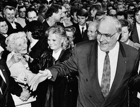 CDU Kundgebung Dresden 1990 Dresden, DEU - 16.09.1990 - Bundeskanzler Helmut Kohl und seine Frau Hannelore begruessen CDU Anhaenger vor Beginn einer CDU Wahlkampfveranstaltung in Dresden. Dresden Germany *** CDU rally Dresden 1990 Dresden, DEU 16 09 1990 Chancellor Helmut Kohl and his wife Hannelore welcome CDU supporters before the start of a CDU election campaign event in Dresden Dresden Germany