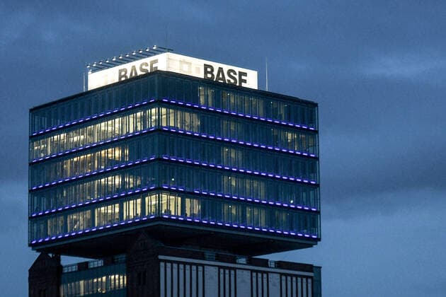 Beleuchtetes BASF Logo in Berlin. Die Hauptstadt ist mit Bayer der Sitz des groessten deutschen Pharma-Unternehmens. Foto:Winfried Rothermel *** Illuminated BASF logo in Berlin The capital is the seat of Germanys largest pharmaceutical company, Bayer Photo Winfried Rothermel