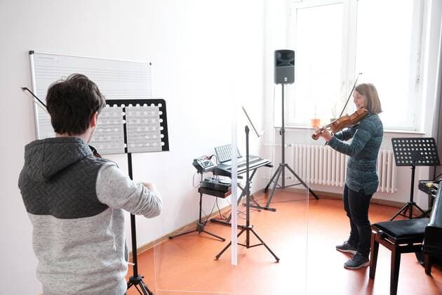 11 05 2020 xkhx Kassel after Corona loosening up Resumption of the present lessons of the Kassel music school here by the violin teacher Sonja Heimann Sandrock