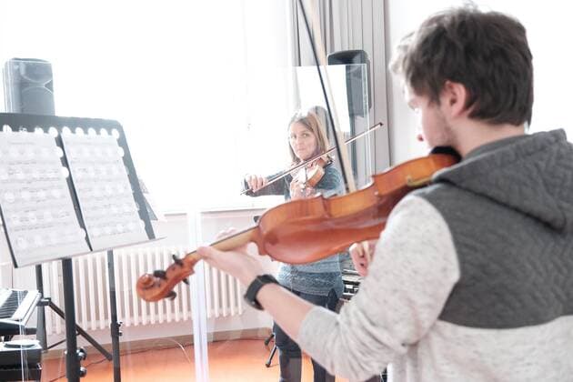 11 05 2020 xkhx Kassel after Corona loosening up Resumption of the present lessons of the Kassel music school here by the violin teacher Sonja Heimann Sandrock