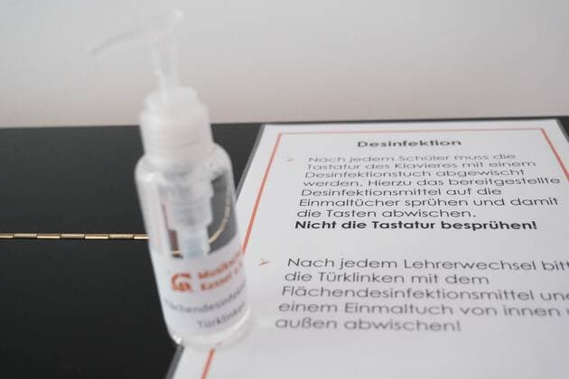 11 05 2020 xkhx Kassel after Corona relaxation Restart of the present lessons of the Kassel music school Disinfection and distance are mandatory