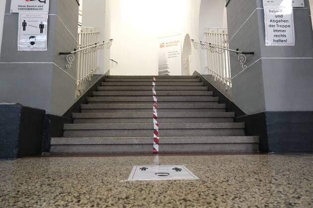 11 05 2020 xkhx Kassel after Corona relaxation Restart of the present lessons of the Kassel music school Disinfection and distance are mandatory