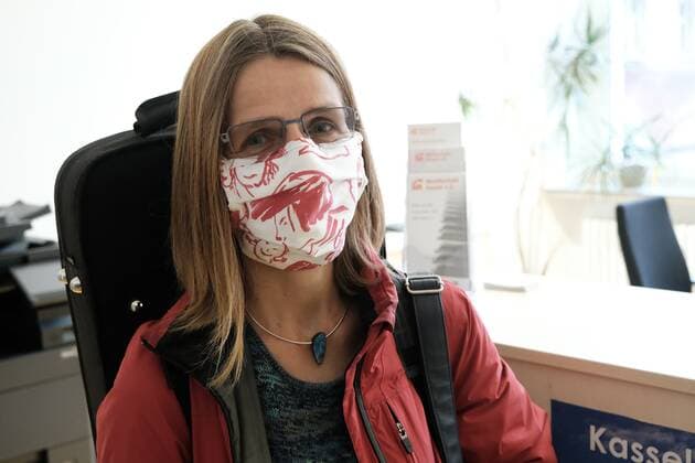 11 05 2020 xkhx Kassel after Corona loosening up again the present lessons of the Kassel music school the violin teacher Sonja Heimann Sandrock with face mask