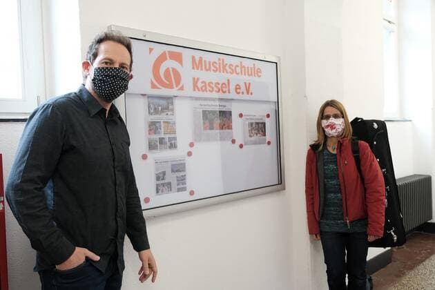 11 05 2020 xkhx Kassel after Corona relaxation restart of the present lessons of the Kassel music school headmaster Sebastian Wolf with face mask violin teacher Sonja Heimann Sandrock