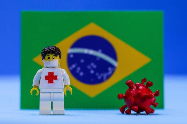SOROCABA, SP - 11.05.2020: ILUSTRAÇÃO COVID 19 COM LEGO - Illustrative photo of COVID-19 (new coronavirus) with doctor nurse in surgical mask, made with Lego toy. Pictured doctor, virus and Brazilian flag. x1912710x  CaduxRolim