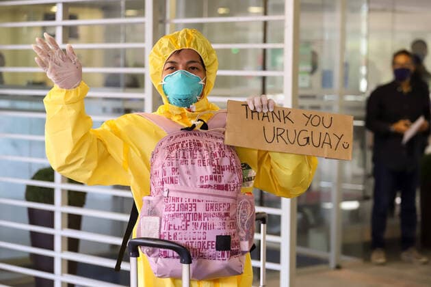Bilder des Jahres 2020, News 05 Mai News Bilder des Tages May 12, 2020, Montevideo, Montevideo, Uruguay: Crew members of the Australian cruise ship Greg Mortimer waering protective gear arrive to the Regency hotel in Montevdieo. Crew members of the Australian cruise ship Greg Mortimer docked in the port of Montevideo, 35 of them covid-19 positive, were evacuated and transferred to hotels to carry out their quarantine before being sent to their countries. Montevideo Uruguay - ZUMAz106 20200512_zip_z106_028 Copyright: xMauricioxZinax