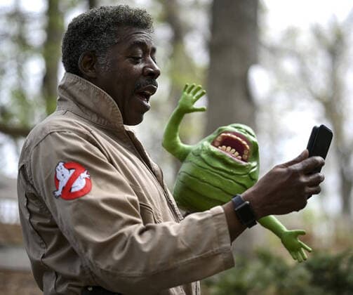 Bilder des Jahres 2020, Entertainment 05 Mai May 13, 2020, USA: Ghostbusters co-star Ernie Hudson Ã¢â‚¬ and Slimer Ã¢â‚¬ record an uplifting video message for a fan through the Cameo app. USA - ZUMAm67_ 20200513_zaf_m67_001 Copyright: xAaronxLavinskyx