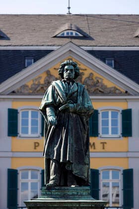 Statue of Beethoven by Ernst Hähnel and Jacob Daniel Burgschmiet on the Münsterplatz with former main post office The programme for the Beethoven Year is extended until 2021 due to the corona crisis Bonn, 12 05 2020 Foto:xC.xHardtx xFuturexImage