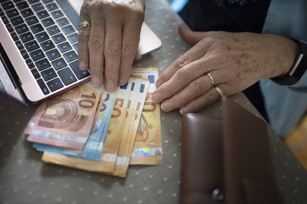 Laptop, Haende und Bargeld. Radevormwald Deutschland *** Laptop, hands and cash Radevormwald Germany Copyright: xUtexGrabowsky photothek.netx