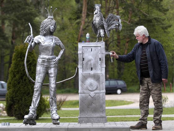 Bilder des Jahres 2020, Entertainment 05 Mai Entertainment Bilder des Tages WeiÃŸrussland, Metall-Bildhauer Vladimir Kanonik in Misnk MINSK, BELARUS - MAY 14, 2020: Sculptor Vladimir Kanonik restoring one of his works. Vladimir Kanonik creates art installations from scrap metal. Natalia Fedosenko TASS  TS0D9340