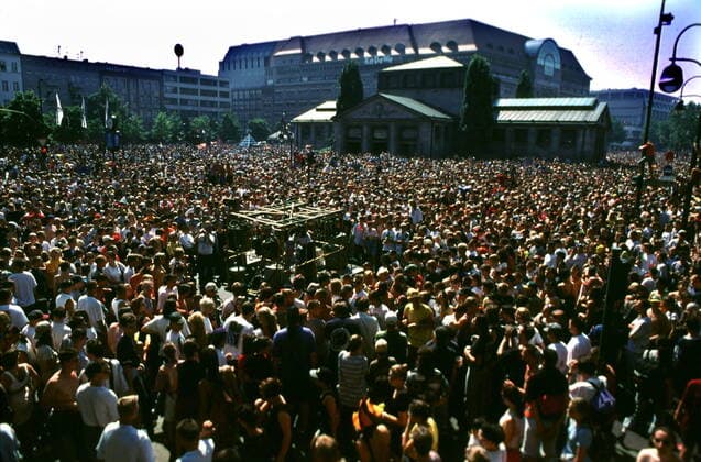 19 Techno 95: Love Parade, Berlin, 1995 wurde die Loveparade noch auf dem Kurfürstendamm (Kudamm) abgehalten. Blick auf das Kaufhaus des Westens (Kadewe) und den mit Menschen gefüllten Wittenbergplatz. *** 19 Techno 95 Love Parade, Berlin, 1995 the Love Parade was still held on the Kurfürstendamm Kudamm View of the Kaufhaus des Westens Kadewe and the Wittenbergplatz filled with people Copyright: xBriganixArt_Harzx 00001321_00001321