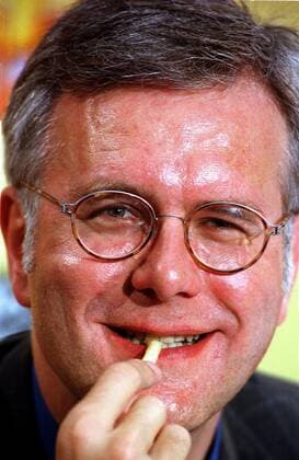 65 Portrait 98: Harald Schmidt, Talkmaster, Pommes Frittes essend, TV, Fernsehen, Moderator, Hamburg *** 65 Portrait 98 Harald Schmidt, talk show host, eating French fries, TV, television, presenter, Hamburg Copyright: xBriganixArt Schwenx 00013320_00013320