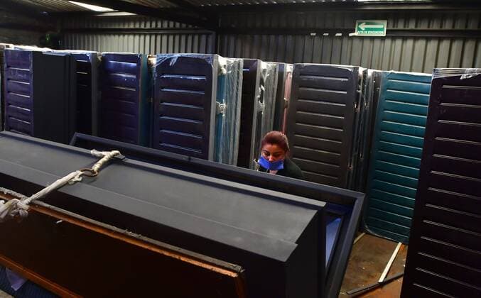 Coronavirus in Mexiko, Sarg-Herstellung in Mexiko-Stadt Employees of the coffin company Litomex work on the production of new coffins in Mexico City, Mexico, 13 May 2020 (issued 14 May). Mexican casket manufacturers face their own challenge against the coronavirus, with demand increases of up to 15% and a fight against the black market for these objects, which are even reused by several people. Mexican casket makers face demand for caskets and black market in pandemic !ACHTUNG: NUR REDAKTIONELLE NUTZUNG!  Copyright: xJorgexNunezx AME9779 20200514-637250770788478259