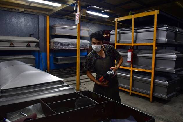 Coronavirus in Mexiko, Sarg-Herstellung in Mexiko-Stadt Employees of the coffin company Litomex work on the production of new coffins in Mexico City, Mexico, 13 May 2020 (issued 14 May). Mexican casket manufacturers face their own challenge against the coronavirus, with demand increases of up to 15% and a fight against the black market for these objects, which are even reused by several people. Mexican casket makers face demand for caskets and black market in pandemic !ACHTUNG: NUR REDAKTIONELLE NUTZUNG!  Copyright: xJorgexNunezx AME9778 20200514-637250770800040974