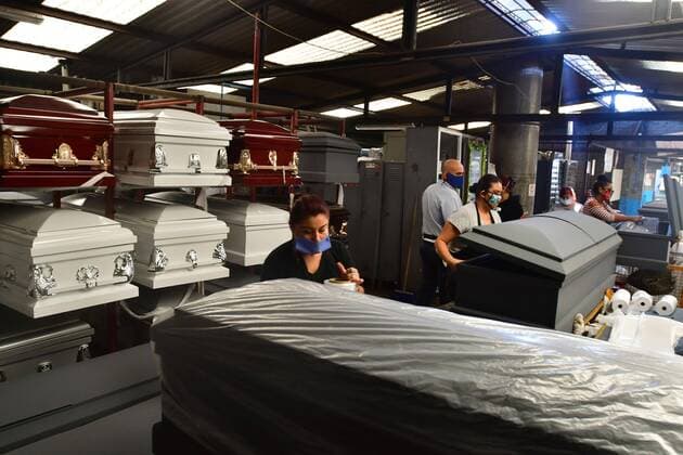 Coronavirus in Mexiko, Sarg-Herstellung in Mexiko-Stadt Employees of the coffin company Litomex work on the production of new coffins in Mexico City, Mexico, 13 May 2020 (issued 14 May). Mexican casket manufacturers face their own challenge against the coronavirus, with demand increases of up to 15% and a fight against the black market for these objects, which are even reused by several people. Mexican casket makers face demand for caskets and black market in pandemic !ACHTUNG: NUR REDAKTIONELLE NUTZUNG!  Copyright: xJorgexNunezx AME9775 20200514-637250770814728766