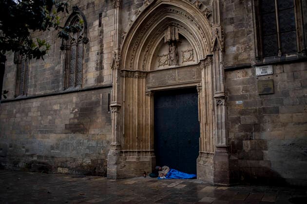 May 14, 2020, Barcelona, Catalonia, Spain: In the Gothic Quarter a homeless man rests at Santa Eulalia door entrance of Barcelona s Cathedral. Barcelona Spain - ZUMAb137 20200514_zap_b137_009 Copyright: xJordixBoixareux