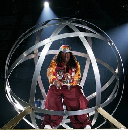 48 Konzert: Missy Elliott, Rapperin, in der Berliner Arena, Rap, Hip Hop, Pop, Musik, Sängerin, Fuesse, Base-Cap, Berlin Deutschland, Germany *** 48 Concert Missy Elliott, rapper, in the Berlin Arena, rap, hip hop, pop, music, singer, feet, base cap, Berlin Germany, Germany Copyright: xPOP-EYE Bilanx 00107881_00107881