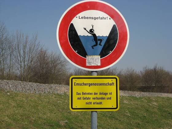 1 Lebensgefahr, Verkehrsschild in Dortumd im Ruhrgebiet, Kinder, Emschergenossenschaft, Betreten verboten, Kindersicherheit, Sicherheit, Vorsicht nicht ertrinken, Gefahr, Dortmund Deutschland, Germany *** 1 Danger to life, Traffic sign in Dortumd in the Ruhr Area, Children, Emschergenossenschaft, Keep off the road, Childrens safety, Safety, Take care not to drown, Danger, Dortmund Germany, Germany Copyright: xBriganiArt ArtistxAtxWork Heinrix 00122560_00122560