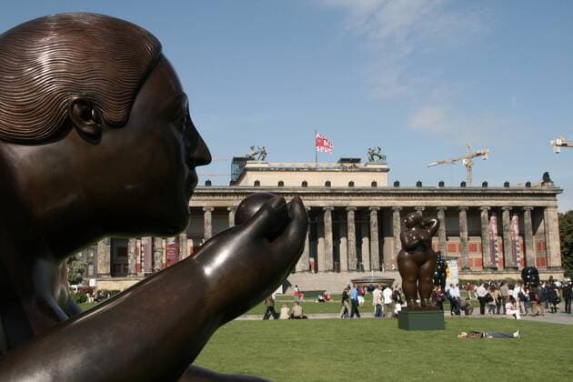 1 Kunst: Maestro Fernando Botero Figuren im Berliner Lustgarten vor dem Dom und dem Altes Museum , liegende Frau, Ausstellung vom25. September - 25. November 2007, Üppige Sinnlichkeit in Bronze im Lustgarten, Berlin Deutschland, Germany *** 1 Art Maestro Fernando Botero Figures in the Berlin Lustgarten in front of the Cathedral and the Altes Museum, lying woman, exhibition of 25 September 25 November 2007, Lush sensuality in bronze in the Lustgarten, Berlin Germany, Germany Copyright: xBriganiArt ArtistxAtxWork Heinrix 00139098_00139098