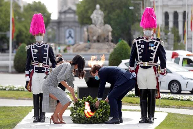 Bilder des Jahres 2020, News 05 Mai News Bilder des Tages Madrid s Mayor, Jose Luis Martinez-Almeida (2R), and the city s Deputy Mayoress, Begona Villacis (2L), lay down a wreath during the unveiling of the new memorial dedicated to coronavirus victims in downtown in Madrid, Spain, 15 May 2020. Madrid unveils this memorial on San Isidro, the city s patrons day. Coronavirus victims memorial unveil in Madrid !ACHTUNG: NUR REDAKTIONELLE NUTZUNG!  Copyright: xEmilioxNaranjox GRAF5654 20200515-637251381462966531