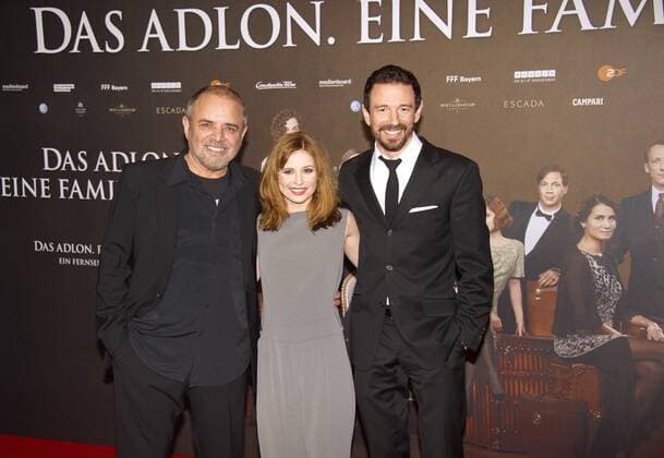 93 Uli Edel, Josefine Preuß, Oliver Berben, Das Adlon. Eine Familiensaga , Roter Teppich zur Filmpremiere im CineStar im SONY Center, Berlin, Berlin Deutschland Germany *** 93 Uli Edel, Josefine Preuß, Oliver Berben, Das Adlon Eine Familiensaga , Red carpet for the film premiere at the CineStar in the SONY Center, Berlin, Berlin Germany Germany Copyright: xPOP-EYE ChristianxBehringx 00288906_00288906