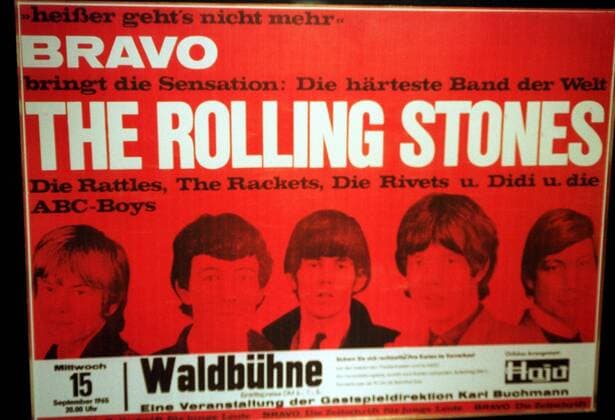 1 Gift delivery 98 the PLAKAT The Rolling Stones received one poster each from Peter Schwenkow of the Waldbühnenkonzert 1965 as a gift Copyright: xBRIGANI-ART HEINRICHx BriganiArt_00015497_00015497