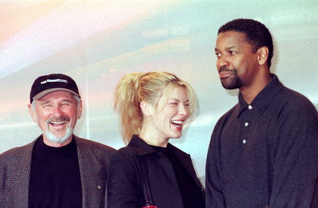 1 Filmfest: Norman Jewison (Regisseur), Denzel Washington und Deborah Kara Unger, PK für den Film Hurricane , schwarzer Schauspieler, Schauspielerin, Filmschauspielerin, Filmregisseur, Filmschauspieler, farbiger Hollywoodstar, Internationale Berliner Filmfestspiele, Star, actor, actress, Pressekonferenz, Gruppenfoto, Berlin Deutschland, Germany, *** 1 Norman Jewison director, Denzel Washington and Deborah Kara Unger, PK for the film Hurricane, black actor, actress, actress, film director, film actor, color Hollywood star, International Berlin Film Festival, star, actor, actress, press conference, group photo, Berlin Germany, Germany, Copyright: xBRIGANI-ART HEINRICHx BriganiArt_00023341_00023341