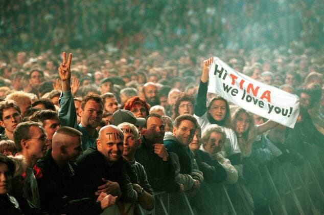 1 concert audience of Tina Turner in the Berlin Olympic Stadium, fans, spectators, open air, people, sign, poster with writing Hi Tina, we love you, farewell tour Twenty Four Seven, Berlin Germany, Germany Copyright: xBRIGANI-ART Heinrichx BriganiArt_00027420_00027420