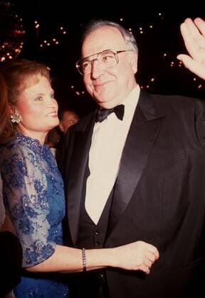 1 Presseball: Ehepaar Helmut und Hannelore Kohl, auf dem Bundespresseball, Bundeskanzler und Frau, Mann, Ehefrau, Ehemann, Paar, Tanz, Politiker, Politik, Kanzler, Gattin, Berlin Deutschland, Germany *** 1 Press Ball Couple Helmut and Hannelore Kohl, at the Federal Press Ball, Chancellor and wife, man, wife, husband, couple, dance, politician, politics, chancellor, wife, Berlin Germany, Germany Copyright: xBRIGANI-ART HEINRICHx BriganiArt_00036393_00036393