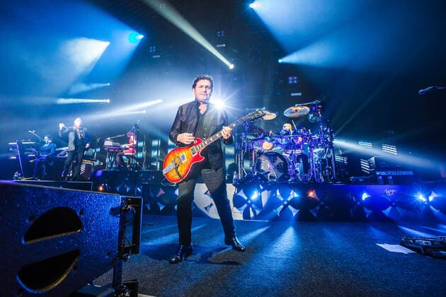 94 Concert: SIMPLE MINDS, Charlie Burchill (Guitar) of Simple Minds performs Live during a Concert at the Tempodrom on November 18, 2015 in Berlin, Germany, BIG MUSIC TOUR 2015, Concert, Berlin Deutschland, Germany *** 94 Concert SIMPLE MINDS, Charlie Burchill Guitar of Simple Minds performs Live during a Concert at the Tempodrom on November 18, 2015 in Berlin, Germany, BIG MUSIC TOUR 2015, Concert, Berlin Germany, Germany Copyright: xPOP-EYEx xSinisseyx 10033320_SimpleMInds_08