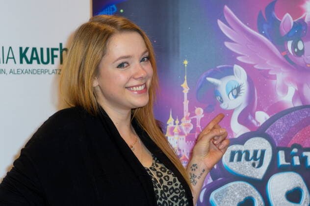 93 MY LITTLE PONY , Anne Wuensche (Synchronsprecherin KAPITÄN CELAENO), Autogrammstunde, Spielwarenabteilung, Kaufhof Galeria am Alexanderplatz, Berlin, 14.10.2017 Berlin Deutschland, germany *** 93 MY LITTLE PONY , Anne Wuensche dubbing artist KAPITÄN CELAENO , autograph session, toys department, Kaufhof Galeria at Alexanderplatz, Berlin, 14 10 2017 Berlin Germany, germany Copyright: xPOP-EYE ChristianxBehringx 10083511_MY_LITTLE_PONY_5452