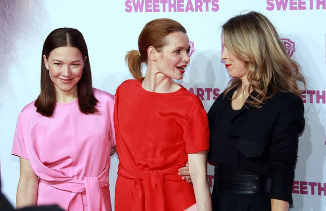15 (L-R) Hannah Herzsprung, Karoline Herfurth und Anneke Kim Sarnau bei der Premiere von Sweethearts im Zoo Palast. Berlin, 04.02.2019. Berlin Deutschland, Germany *** 15 L R Hannah Herzsprung, Karoline Herfurth and Anneke Kim Sarnau at the premiere of Sweethearts at Zoo Palast Berlin, 04 02 2019 Berlin Germany, Germany Copyright: xPOP-EYE Buggex 10108486_sweethearts093